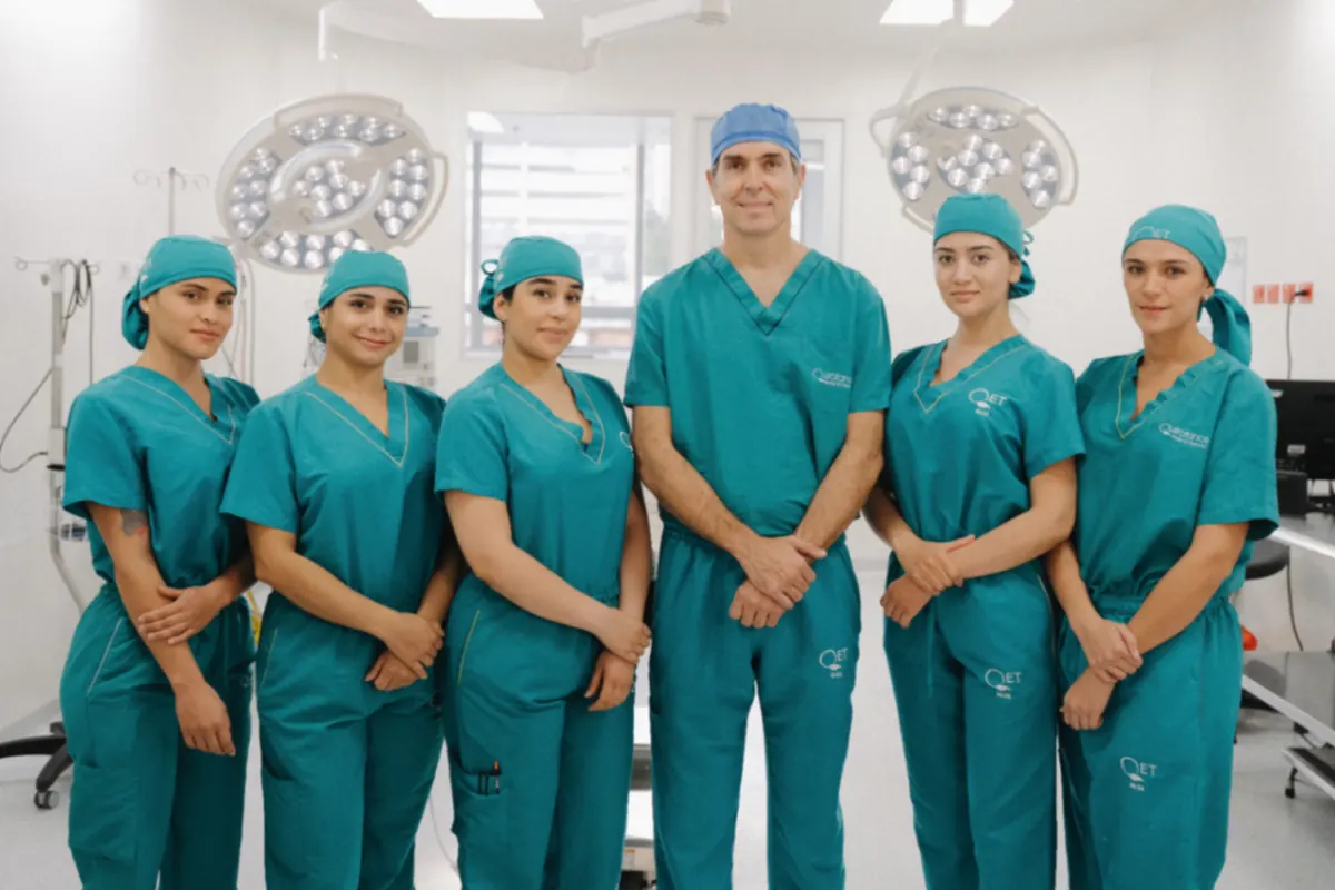 Dr. Nicolás McLean with his surgical team in a modern operating room